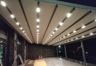 Montage einer Leiner Pergola Sunrain Beschattung mit LED-Beleuchtung