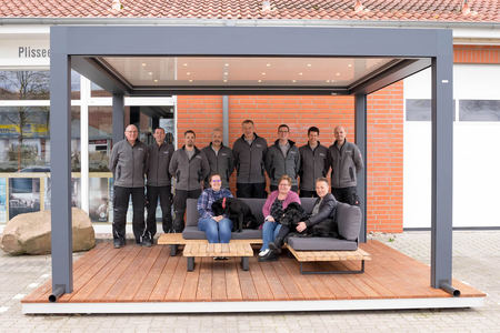 Unser Team unter dem Lamellendach Velvet Plus mit LED-Beleuchtung