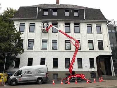 Rollladenmontage von aussen im 2. Stock eines Gebäudes.