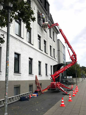 Rollladenmontage von aussen im 2. Stock eines Gebäudes.